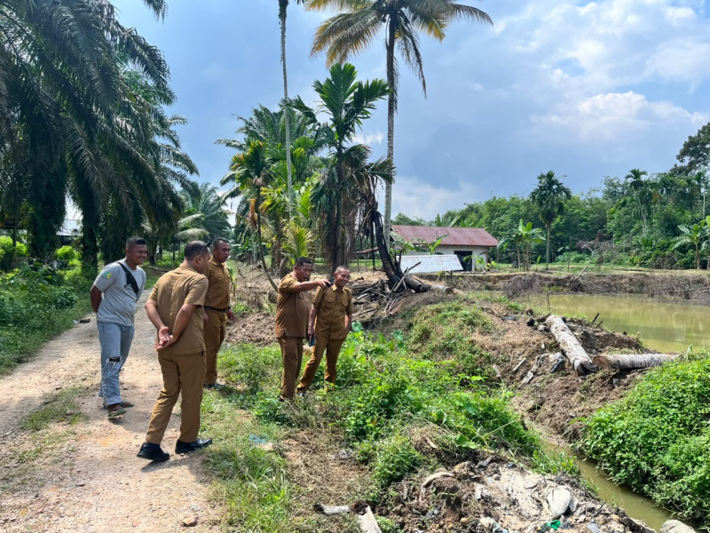 KUNJUNGAN KERJA: Pj. Kades Koto Mesjid Tinjau Langsung Titik Rawan Banjir, Siapkan Langkah Penanganan