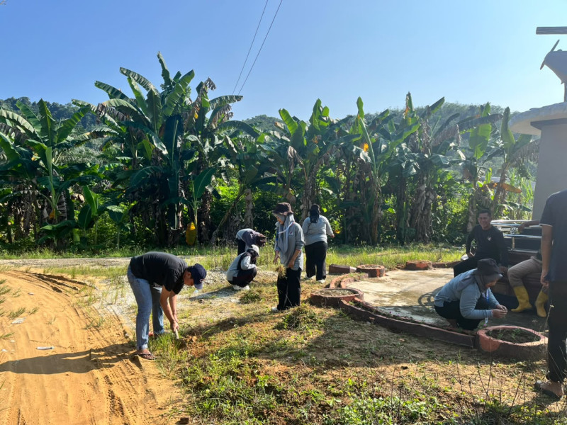 Sambut HUT Riau ke-69 dan HUT RI ke-81, Desa Koto Mesjid Gelar "Jumat Bersih"